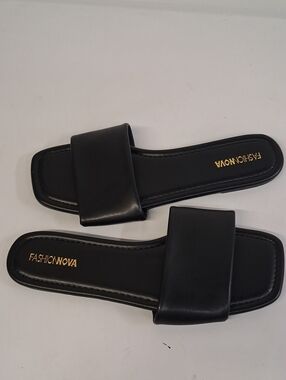 NWT Womens Fashion Nova Dena Flat Black Sandals